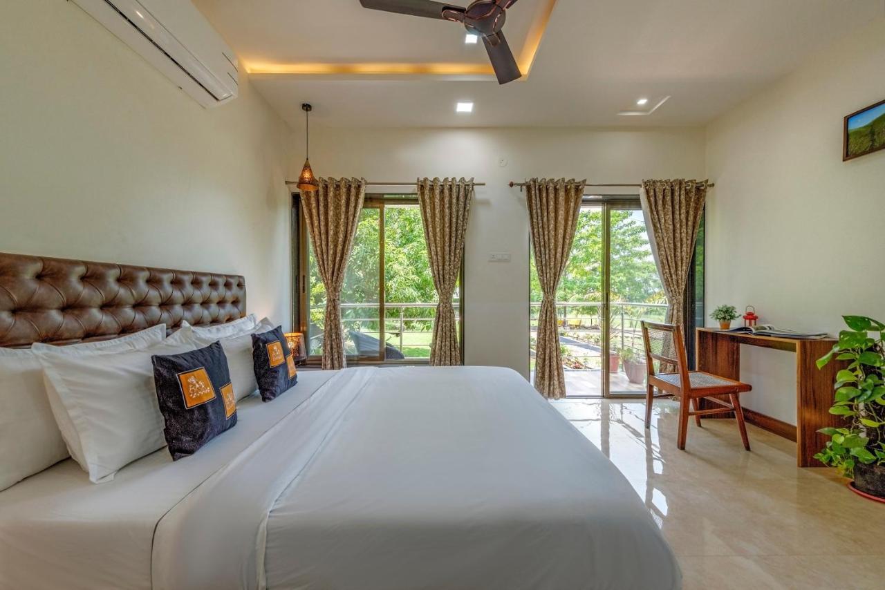 Saffronstays Lakeview Nivara - Farm Stay Villa With Private Pool Near Пуне Екстер'єр фото