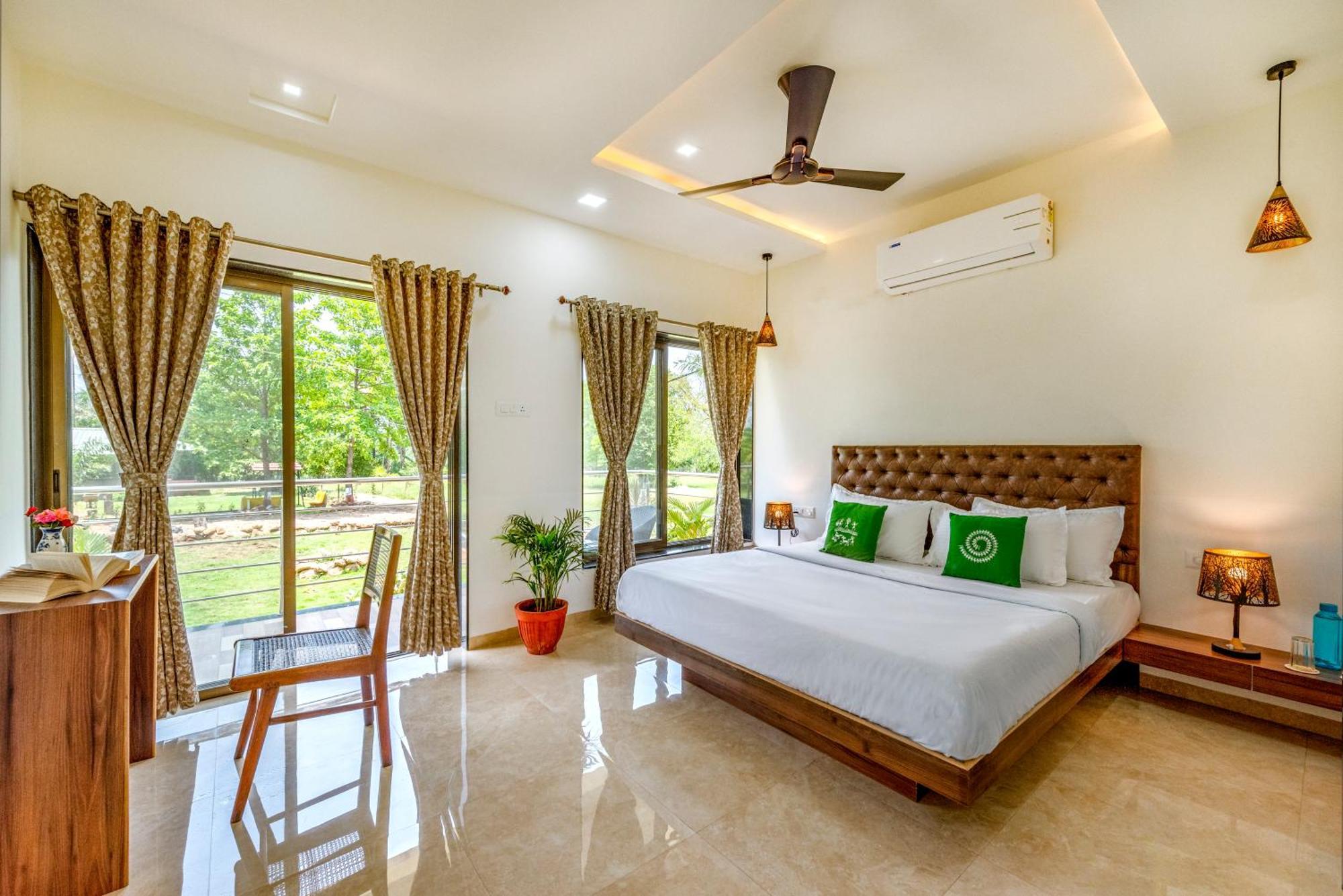 Saffronstays Lakeview Nivara - Farm Stay Villa With Private Pool Near Пуне Екстер'єр фото